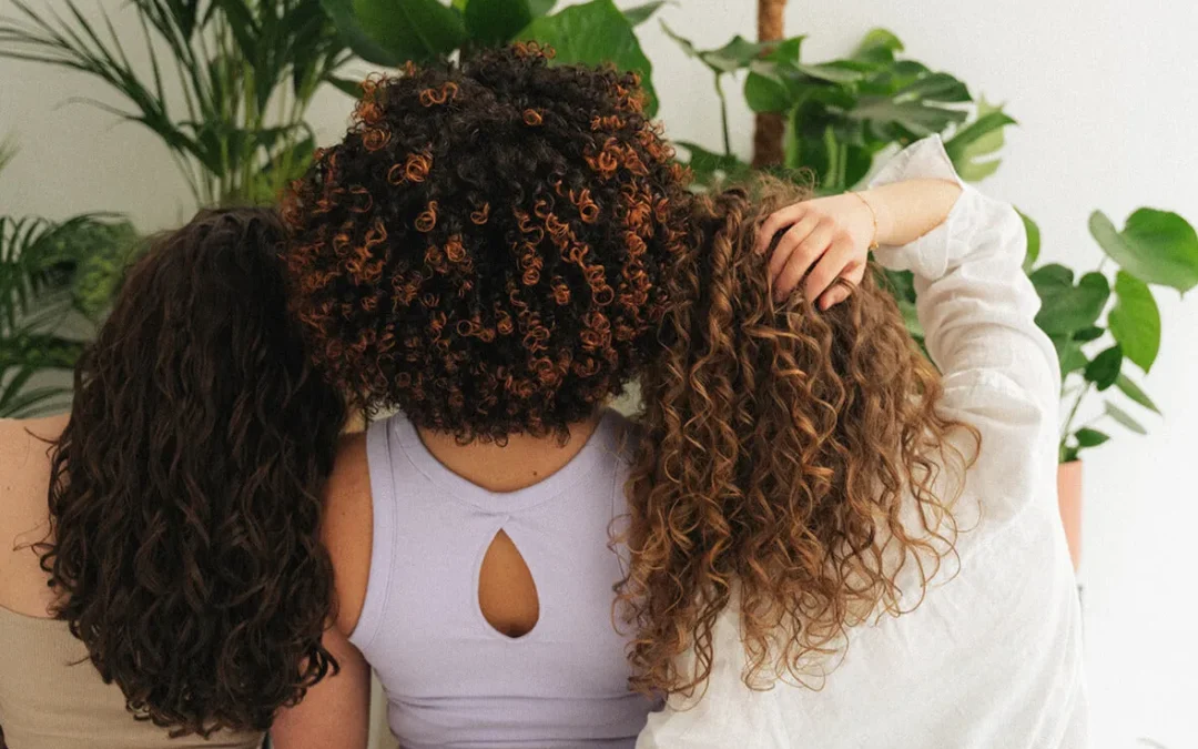 Comment avoir les cheveux bouclés : techniques et conseils