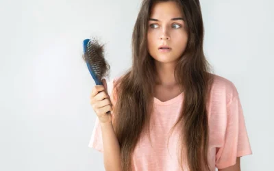 Pertes de cheveux : causes et solutions